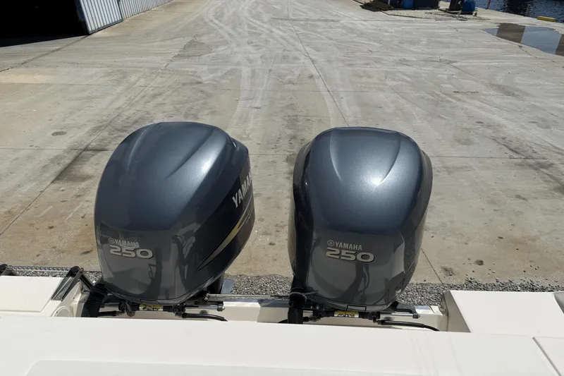 Slide: The Image of Grady-White Marlin 300 2006 - 12