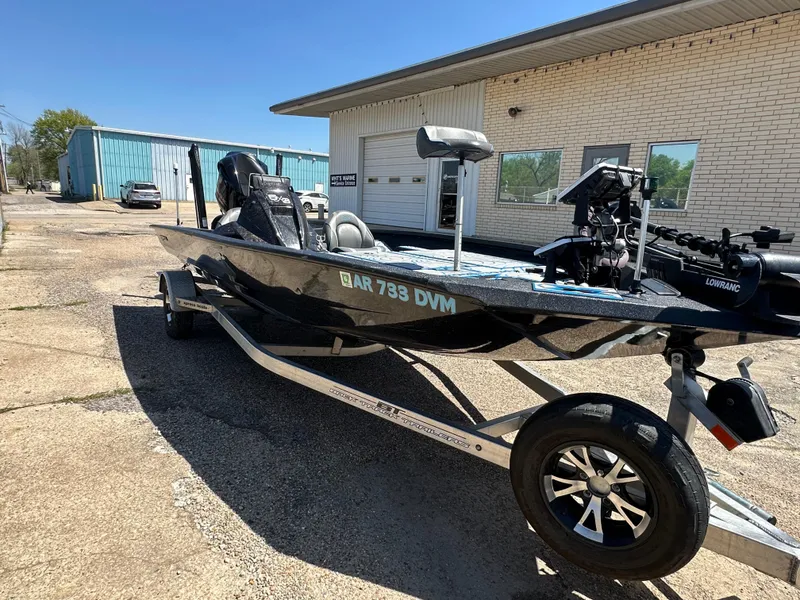 Slide: The Image of Xpress X19 Pro 2021 boat on trailer, parked outside industrial building. - 5