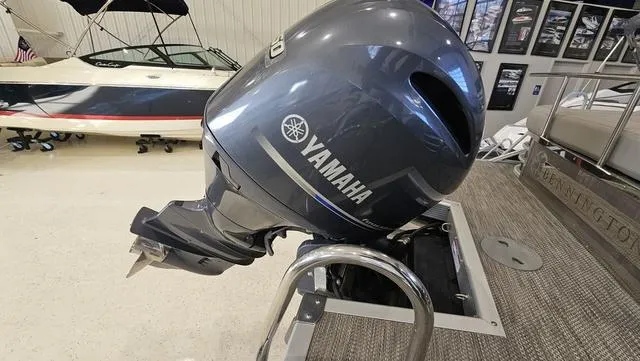 Slide: The Image of Yamaha outboard motor on 2020 Bennington SX 23 Premium boat in showroom. - 27