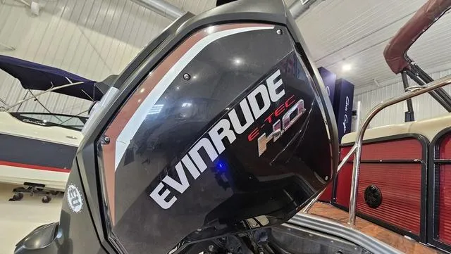 Slide: The Image of 2017 Manitou Aurora 25 LE with Evinrude E-TEC H.O. engine in a showroom. - 38