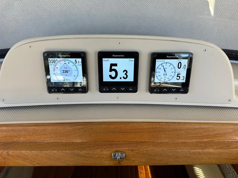 Slide: The Image of Island Packet 485 Center Cockpit 2006 - 73