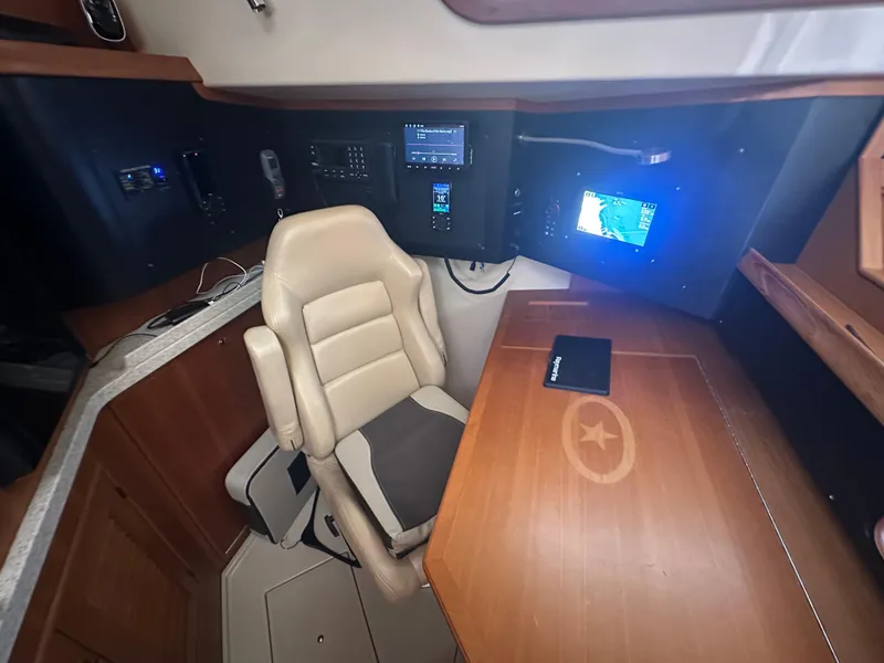 Slide: The Image of Island Packet 485 Center Cockpit 2006 - 81