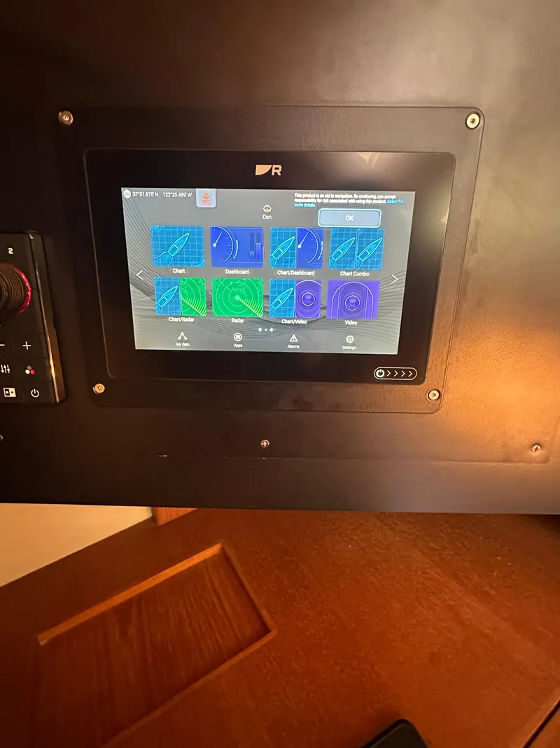 Slide: The Image of Island Packet 485 Center Cockpit 2006 - 93