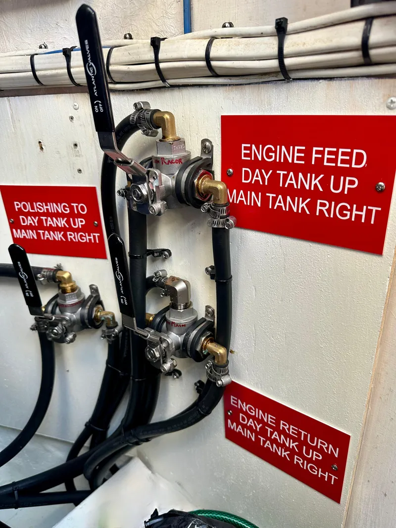 Slide: The Image of Island Packet 485 Center Cockpit 2006 - 94