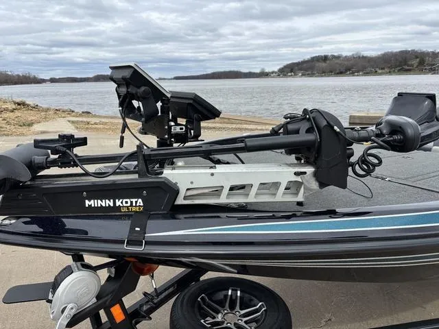 Slide: The Image of 2020 Skeeter ZX250 boat with Minn Kota Ultrex motor by a lake. - 18