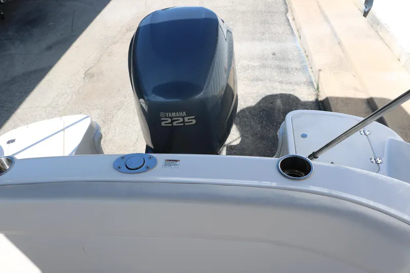 Slide: The Image of 2009 Hurricane FunDeck 226 OB with Yamaha 225 outboard motor, rear view. - 30