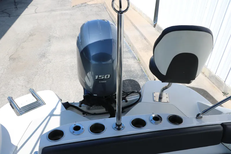 Slide: The Image of 2018 Stingray 212 SC boat with Yamaha 150 engine and seating area. - 34
