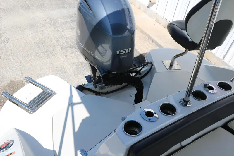 Slide: The Image of 2018 Stingray 212 SC boat with Yamaha 150 engine and cup holders on deck. - 40