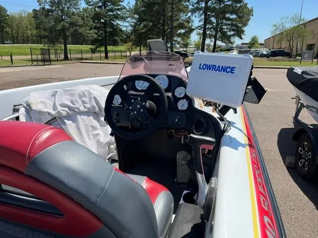 Slide: The Image of 2007 ProCraft 210 Super Pro SC boat interior with Lowrance navigation system. - 5