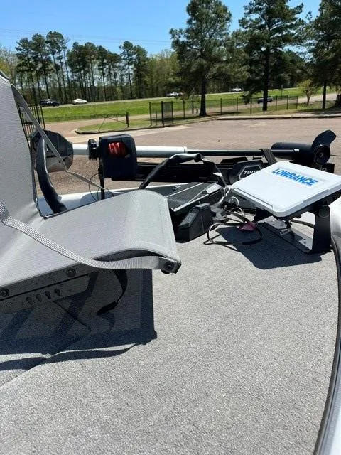 Slide: The Image of 2007 ProCraft 210 Super Pro SC boat deck with fishing equipment and electronics. - 6