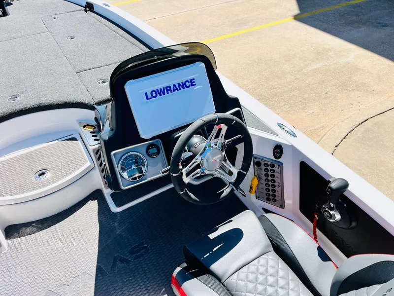 Slide: The Image of 2022 Caymas CX 21 PRO boat cockpit with Lowrance display and steering wheel. - 40