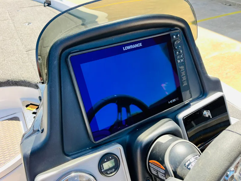 Slide: The Image of Dashboard of 2022 Caymas CX 21 PRO with Lowrance HDS display. - 43