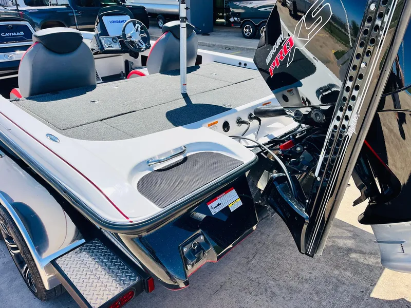 Slide: The Image of 2022 Caymas CX 21 PRO boat with powerful engine and sleek design. - 9