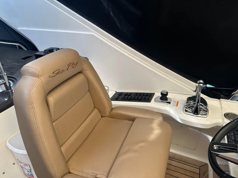 Slide: The Image of Sea Ray L590 Fly 2016 - 50