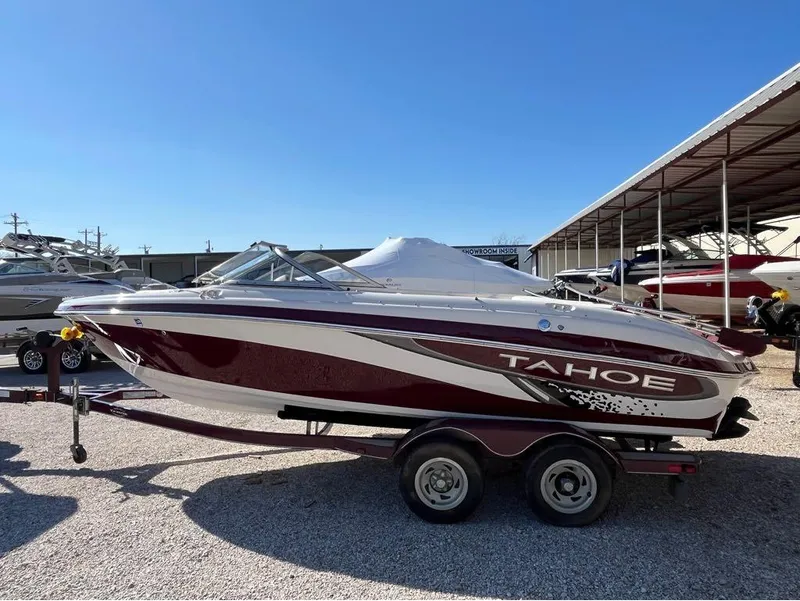 Slide: The Image of 2009 Tahoe Q71SSF boat on trailer in outdoor showroom. - 8