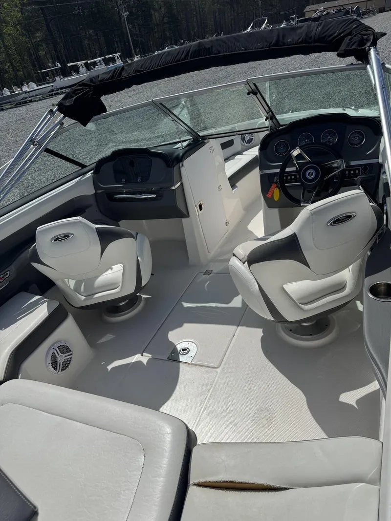 Slide: The Image of 2014 Chaparral 206 SSi boat interior with seating and dashboard. - 8
