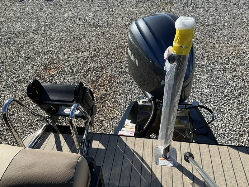 Slide: The Image of 2025 Veranda Relax Series 22RC boat with Yamaha motor on gravel surface. - 9