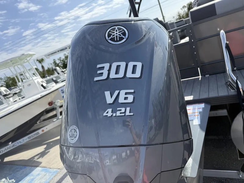 Slide: The Image of Yamaha 300HP V6 4.2L outboard engine on Veranda Relax Series VR25RC, 2025 model. - 3