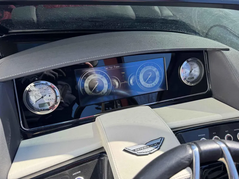 Slide: The Image of Bennington 25 QX SPORT FASTBACK 2022 - 12