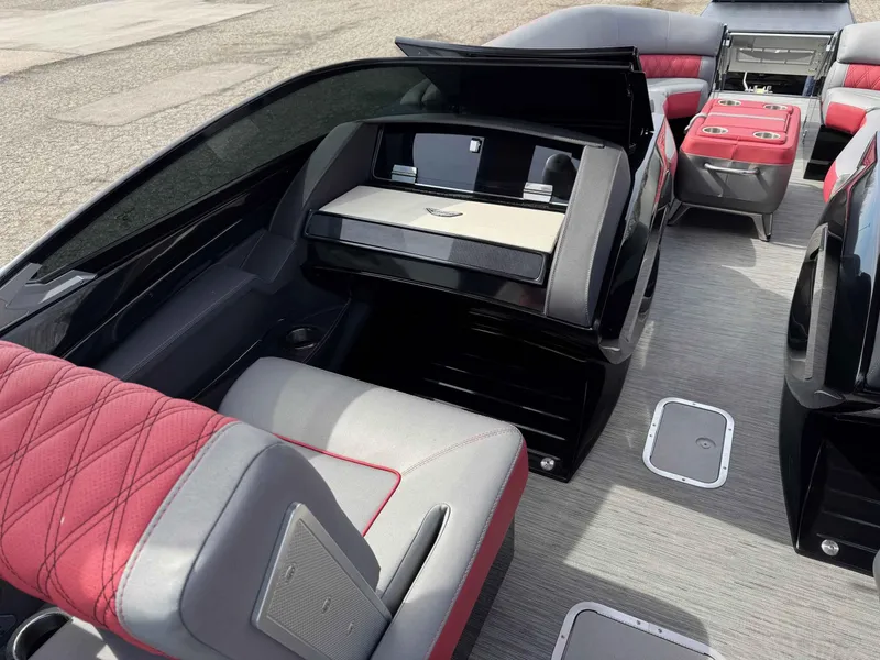 Slide: The Image of Bennington 25 QX SPORT FASTBACK 2022 - 6