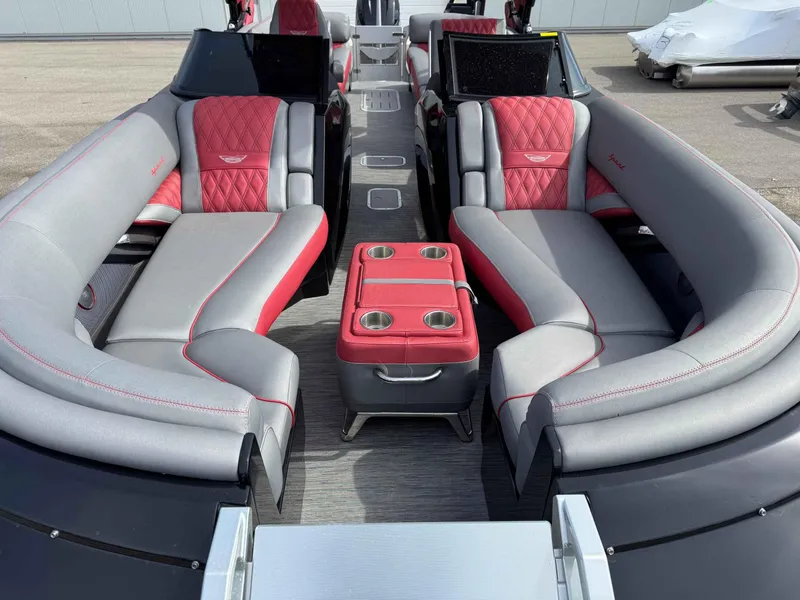 Slide: The Image of Bennington 25 QX SPORT FASTBACK 2022 - 8