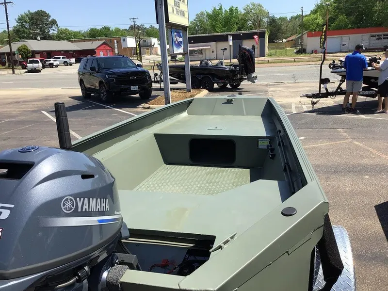 Slide: The Image of 2025 Edge Duck Boats 550-SP with Yamaha motor in a parking lot setting. - 9