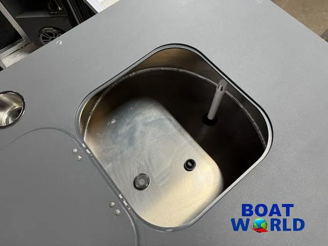 Slide: The Image of Livewell on 2025 Tahoe Geofish 2385 Rear Fish boat, featuring Honda 4-Stroke EFI. - 26