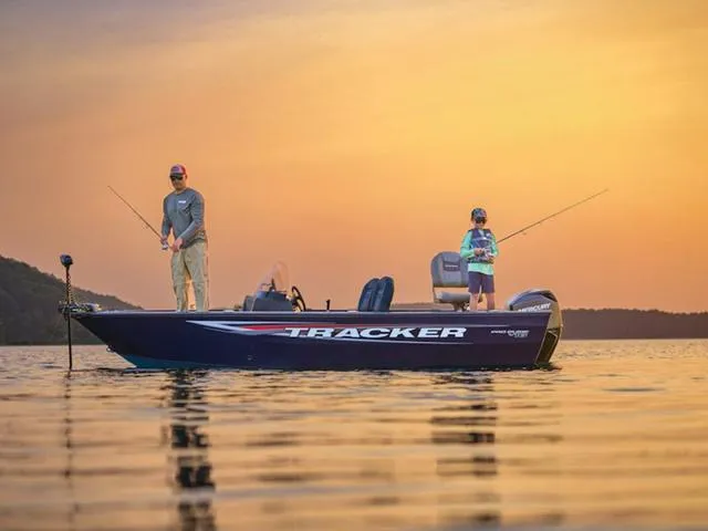 The Image of Tracker Pro Guide V-16 SC 2025 - 1