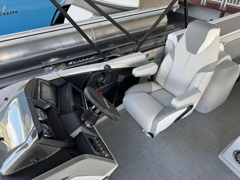 Slide: The Image of Captain's chair and helm of 2025 Avalon Catalina Entertainer 27' boat, featuring modern design. - 14