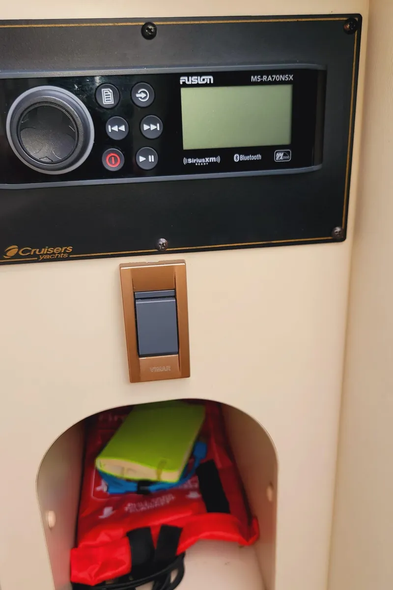 Slide: The Image of Cruisers Yachts 3075 Rogue 1999 - 59