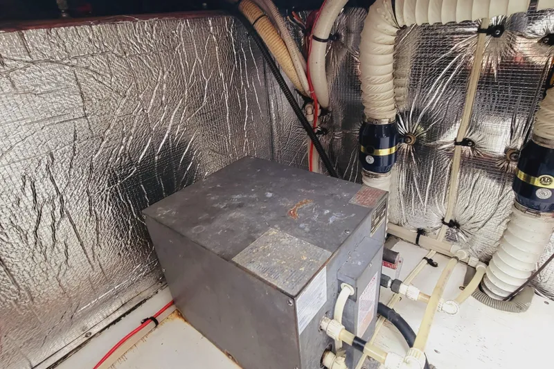 Slide: The Image of Cruisers Yachts 3075 Rogue 1999 - 66