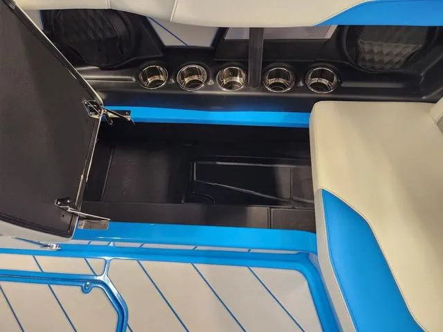 Slide: The Image of Malibu 26 LSV 2023 - 57