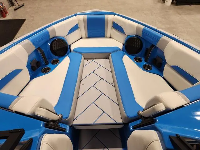 Slide: The Image of Malibu 26 LSV 2023 - 63