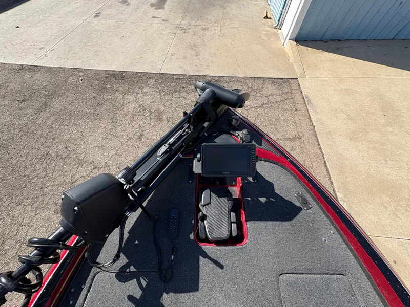 Slide: The Image of 2007 Triton Tr-186 SC boat deck with trolling motor and fish finder. - 14