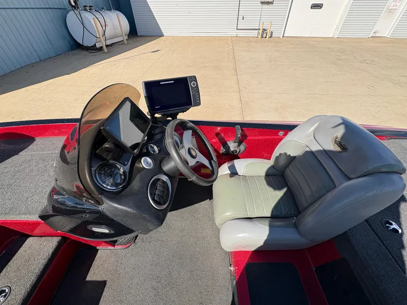 Slide: The Image of 2007 Triton Tr-186 SC boat cockpit with steering wheel and navigation system. - 16