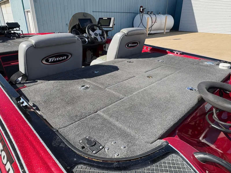 Slide: The Image of 2007 Triton Tr-186 SC boat interior with gray carpet and dual seats. - 7