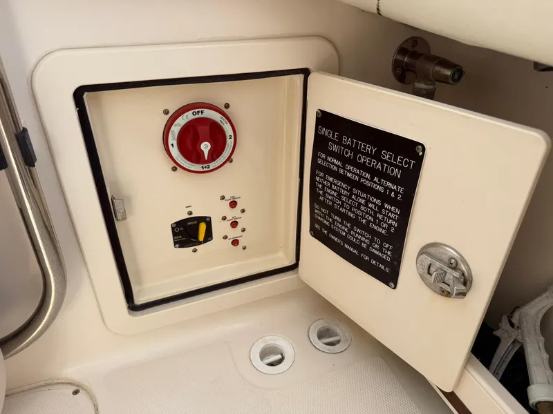 Slide: The Image of 2015 Grady-White Freedom 255 battery switch panel with operation instructions. - 17