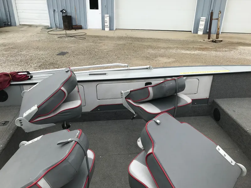 Slide: The Image of 1998 Lund 1775 Pro-V SE boat interior with gray and red seating. - 20