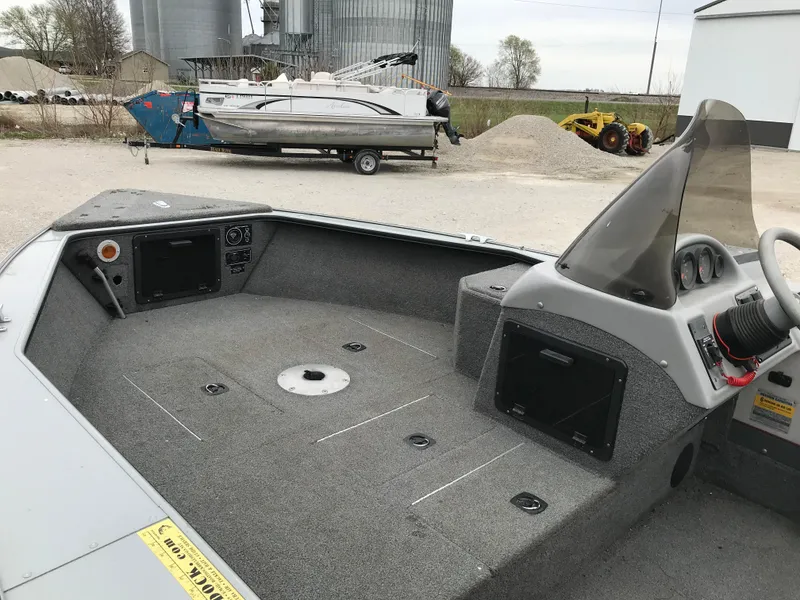 Slide: The Image of 1998 Lund 1775 Pro-V SE boat interior with steering console and dashboard. - 9