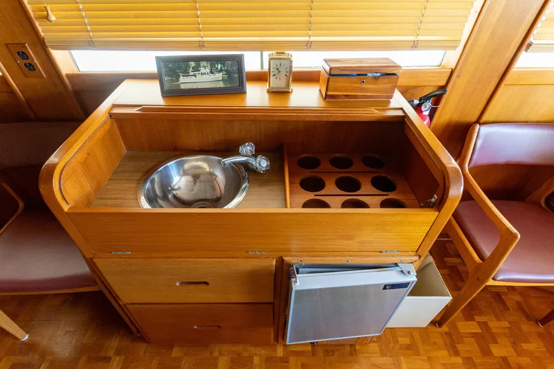 Slide: The Image of Grand Banks 49 Motoryacht 1994 - 52