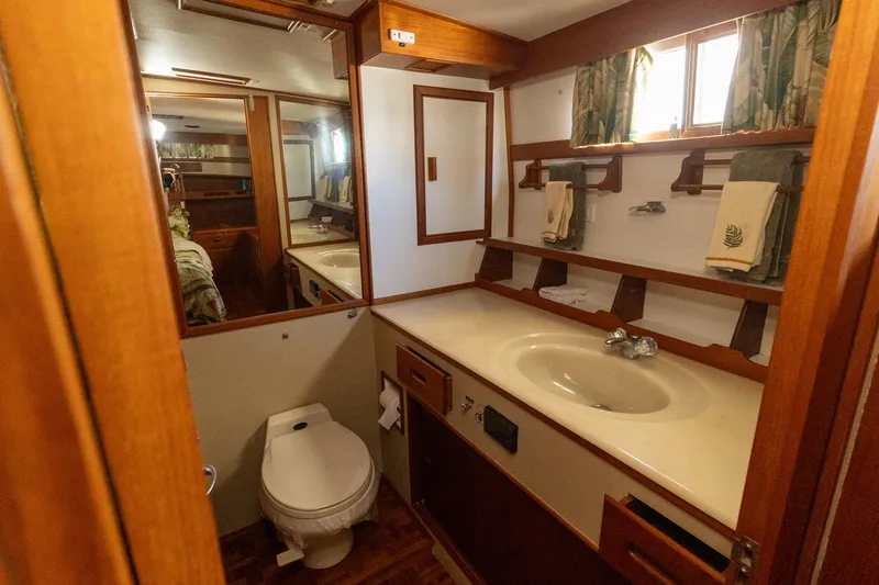 Slide: The Image of Grand Banks 49 Motoryacht 1994 - 72