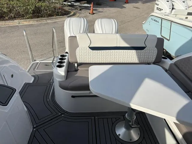 Slide: The Image of Hurricane SunDeck 3200 OB 2025 - 6