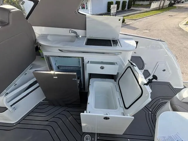 Slide: The Image of Hurricane SunDeck 3200 OB 2025 - 7