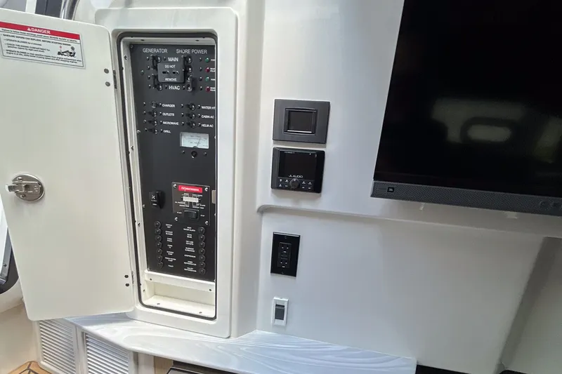 Slide: The Image of Hurricane SunDeck 3200 OB 2025 - 19