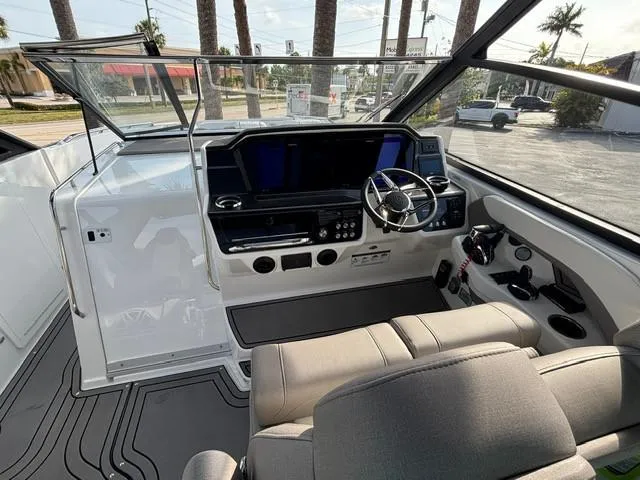 Slide: The Image of Hurricane SunDeck 3200 OB 2025 - 8