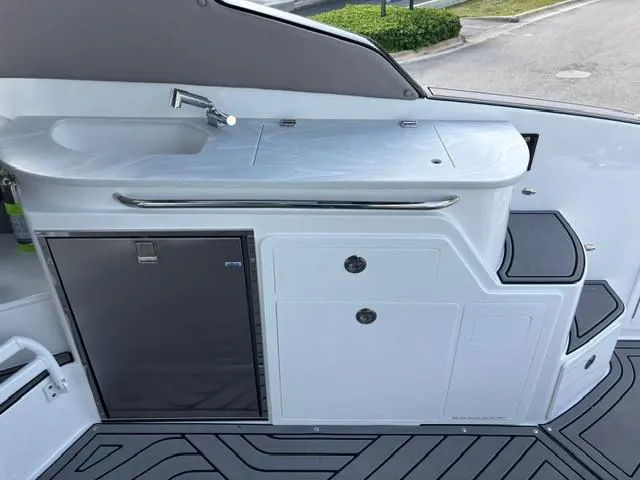 Slide: The Image of Hurricane SunDeck 3200 OB 2025 - 10