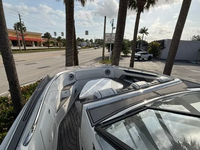 Slide: The Image of Hurricane SunDeck 3200 OB 2025 - 13