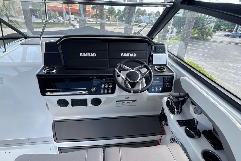 Slide: The Image of Hurricane SunDeck 3200 OB 2025 - 9