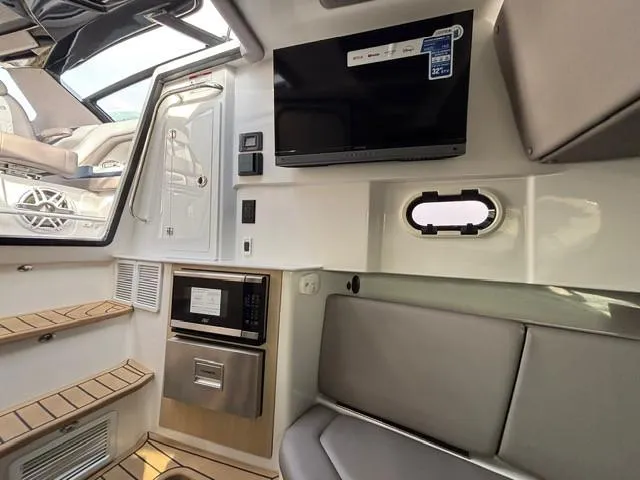 Slide: The Image of Hurricane SunDeck 3200 OB 2025 - 16