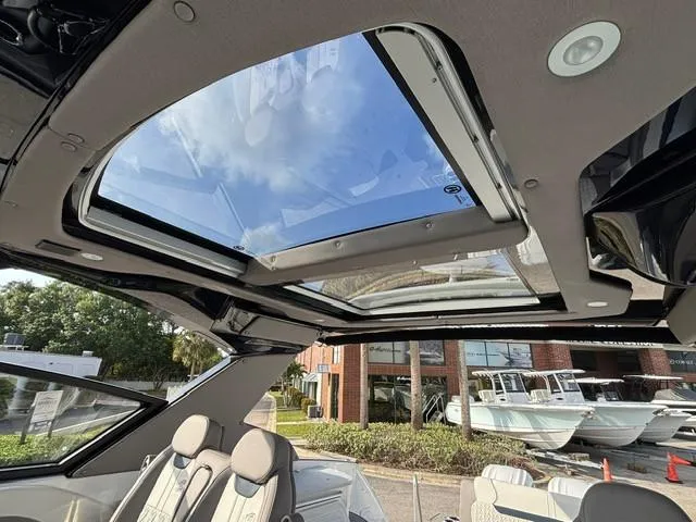 Slide: The Image of Hurricane SunDeck 3200 OB 2025 - 12